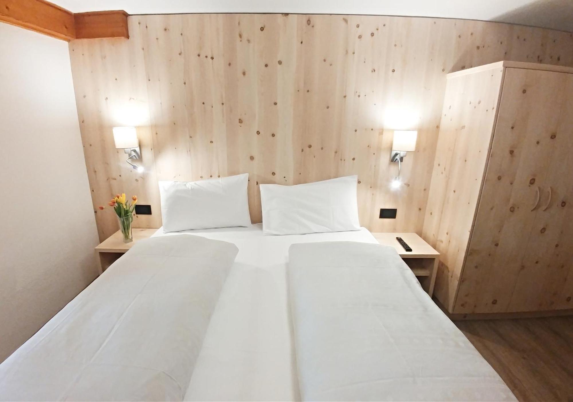 Garni Gabrieli Bed & Breakfast Корвара ин Бадия Стая снимка