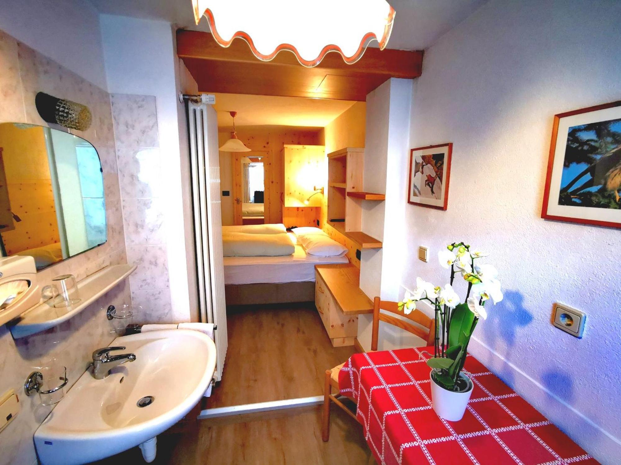 Garni Gabrieli Bed & Breakfast Корвара ин Бадия Стая снимка